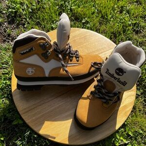 Timberland Ladies Sz 7 Wheat and White Hiking Boots